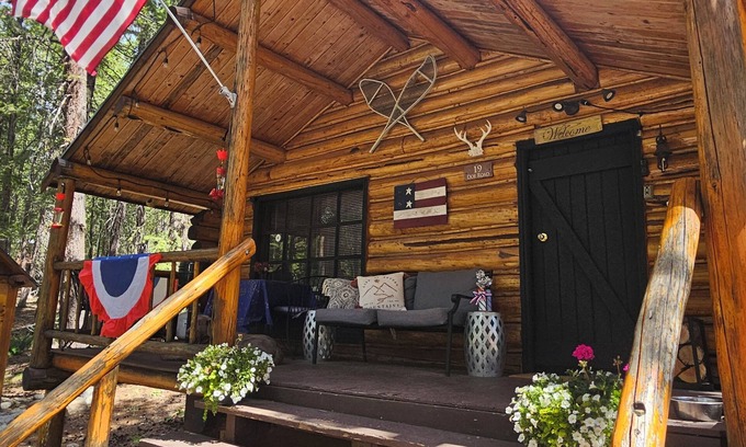 Mazama Cabin | Warm Mazama Cabin Among the Woods - Pet Friendly & Ski Access