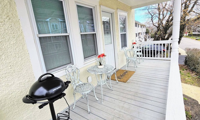 Greenwich Apartment | Cozy modern 2br retreat in charming Greenwich. Just remodeled!