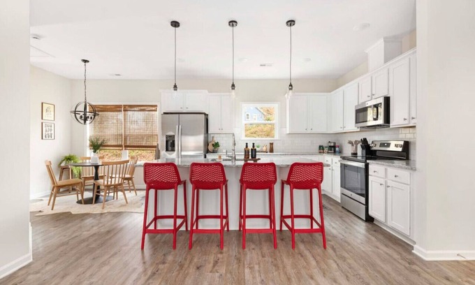 North Belmont House | Family-Friendly 3BR Belmont Bungalow with Breakfast & Spa