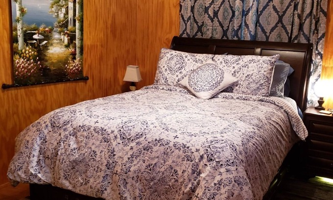 Oscar Cabin | Cozy modern 700 sq ft cabin on US Hwy 70 & 81- 8 MI to Waurika Lake & Red River