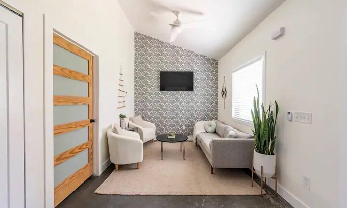 Betmar La Villa House | Stylish ATL Guest House with Kitchen & Breakfast Included