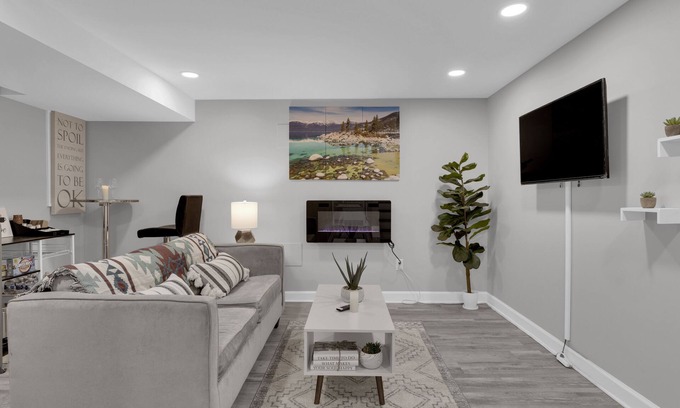 Northeast Apartment | Modern Suite with Spa & Hot Tub - Rated 10/10 by Guests