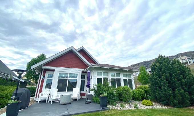 Okanagan-Similkameen Cottage | Charming Modern Cottage by the Lake with Spa & Pool