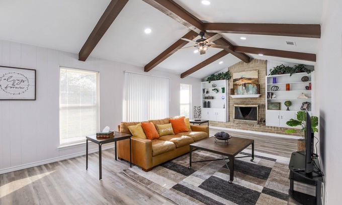 Round Rock House | Cozy, modern farm style home ~ great central location!