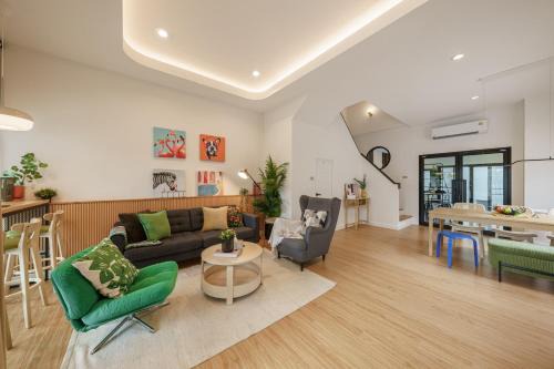 Phra Khanong Nuea House | Cozy Modern Home 4BR 200m BTS, 10min ThongLo