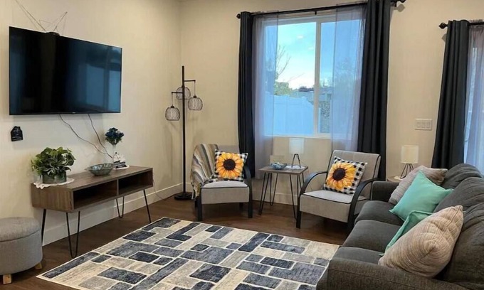 Lindon House | Modern Home in Lindon - Guest Rated 10/10 with Spa & Kitchen
