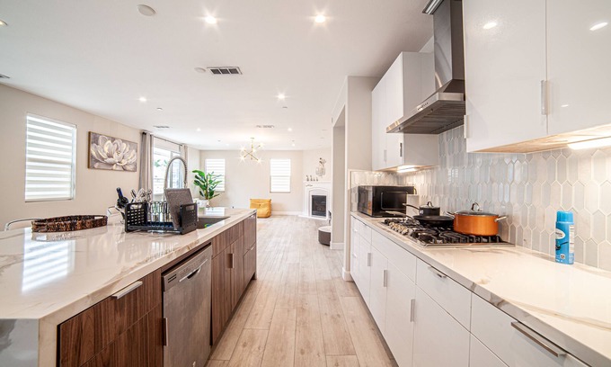 Eastvale House | Cozy Modern House In Eastvale 8 Guests/4B/3.5Ba/Near ONT airport