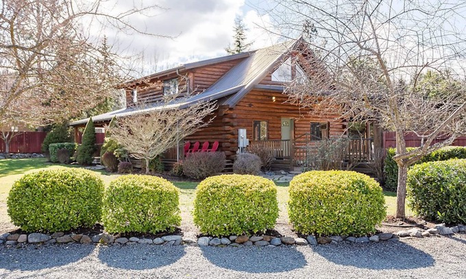 Medford Cabin | Inviting Modern Log Home with BBQ and Family-Friendly Amenities