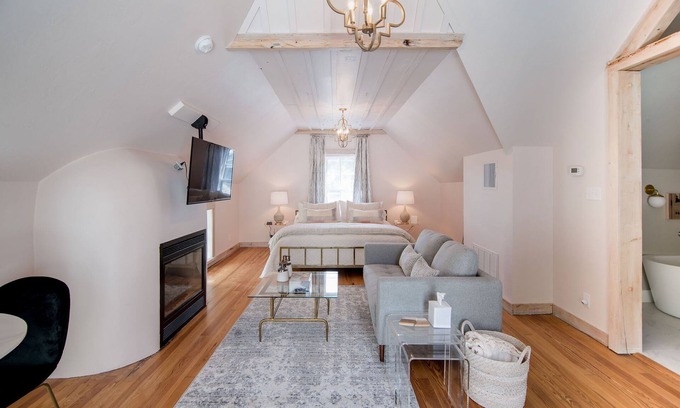 Fredericksburg Apartment | Inviting Private Studio with Hot Tub, Steps from Main St
