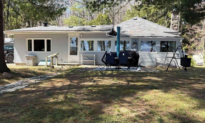 Douro-Dummer Cottage | Cozy, Modern Year-Round Lakefront Cottage with 100ft Shoreline and Stunning View