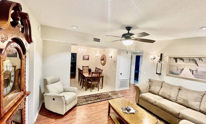 Carver Shores House | Comfortable Home Close to Universal Studios & iDrive