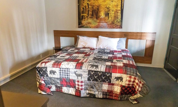 Almo Hotel | Charming Lakefront Motel Room with Pool and Breakfast