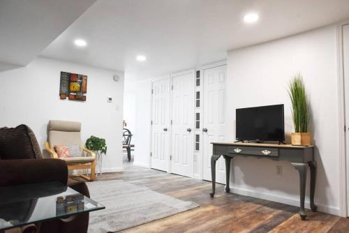 Mount Washington Apartment | Charming Mount Washington Home with Parking for Families