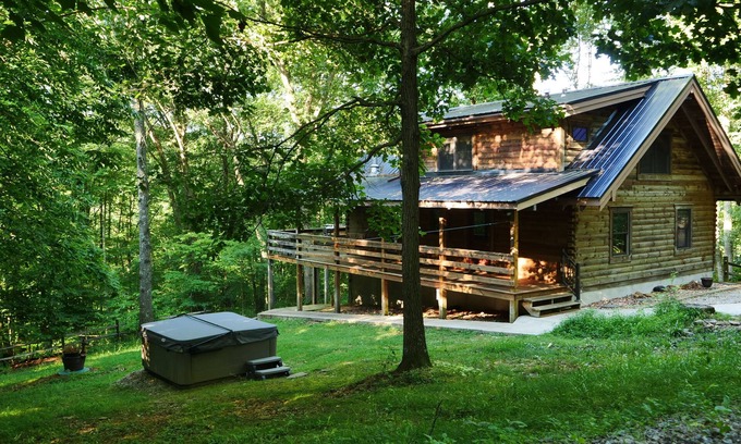 South Bloomingville Cabin | Inviting Mountain Top Log Cabin in Hocking Hills - Pet-Friendly!