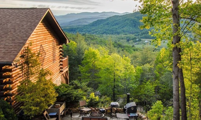 Marion House | Inviting Mountain Cabin with Breakfast & Kitchen Access