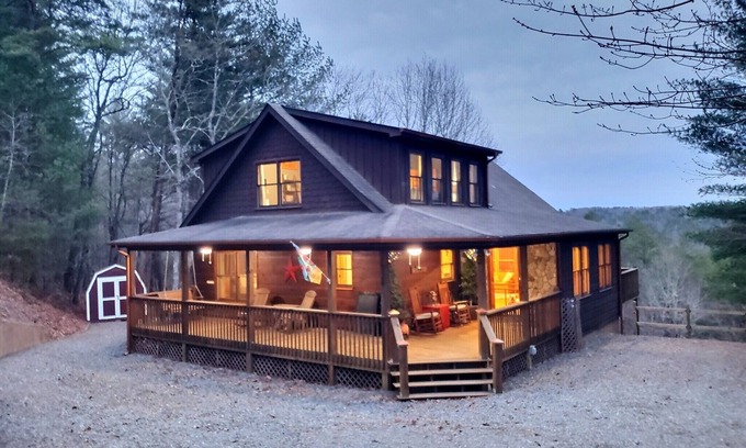 Mineral Bluff Cabin | Enjoy Views & Hot Tub with Movie Theater for Perfect Stay