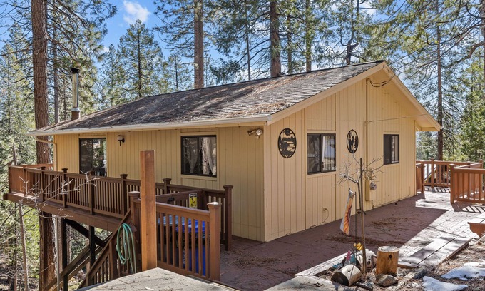 Arnold House | Relaxing Timber-View Retreat with Deck & Dog-Friendly Amenities