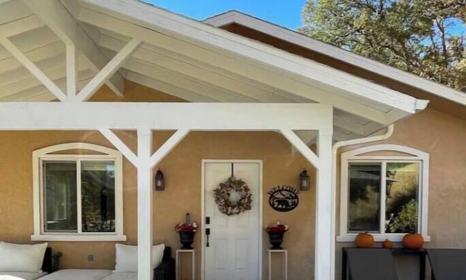 Mariposa House | Cozy Mountain & Creekside Haven near Yosemite