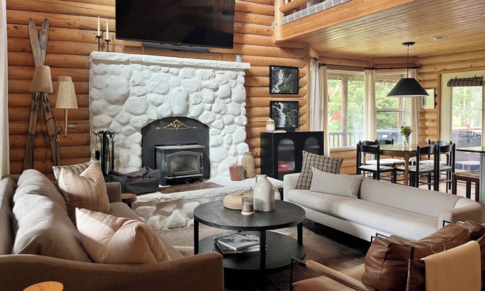 Tollgate Canyon Cabin | Inviting Mountain Retreat with Game Room & Relaxing Hot Tub