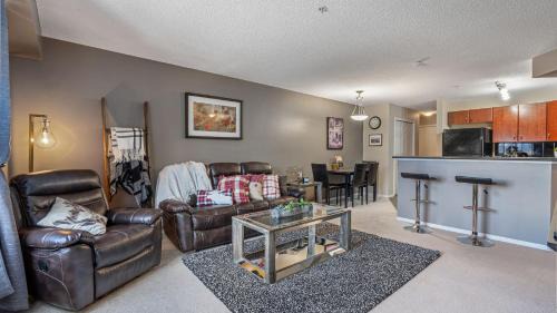 East Kootenay House | Relaxing Mountain Retreat with Hot Tub & Pool Access