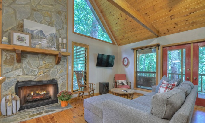 Walnut Mountain House | Linda's Place - Cabin with Hot Tub & Top Amenities Await