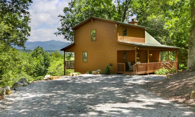 Hayesville Ski Chalet | Inviting Mountain View Chalet with Family-Friendly Amenities