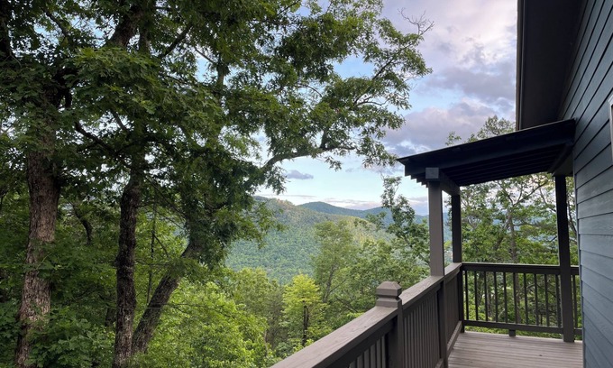 Scaly Mountain Cottage | Charming Mountaintop Cottage: Family-Friendly & Great Wi-Fi