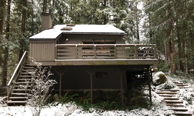 Glacier House | Inviting Mt Baker SnowLine Cabin with Pool & Spa Amenities