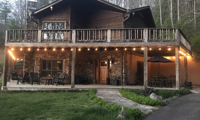 Tuckasegee Cabin | Inviting Lakefront Cabin on Wolf Lake with Hot Tub & Kayaks