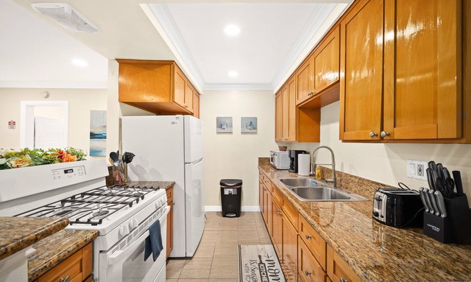 Alhambra Apartment | Tranquil Retreat 12 Minutes from Downtown LA with Kitchen