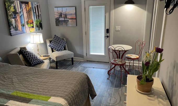 Mount Pleasant Apartment | Inviting One Bedroom Retreat Near Beach & Downtown Charleston