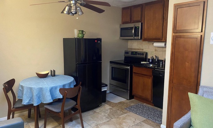 Highland Business Condo | Welcoming Nob Hill Condo Near UNM - Family Friendly Stay