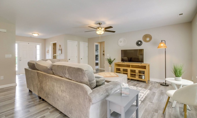 Mount Holly House | Welcoming North Carolina Retreat - Close to Downtown Attractions