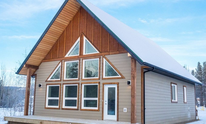 Whitehorse House | Idyllic Northern Lights Retreat with Lake View & Breakfast