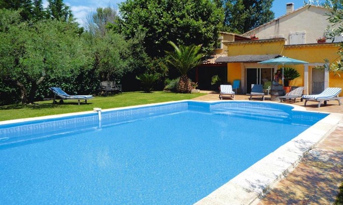 Noves House | Pet-Friendly Retreat with Pool in Noves for Your Family