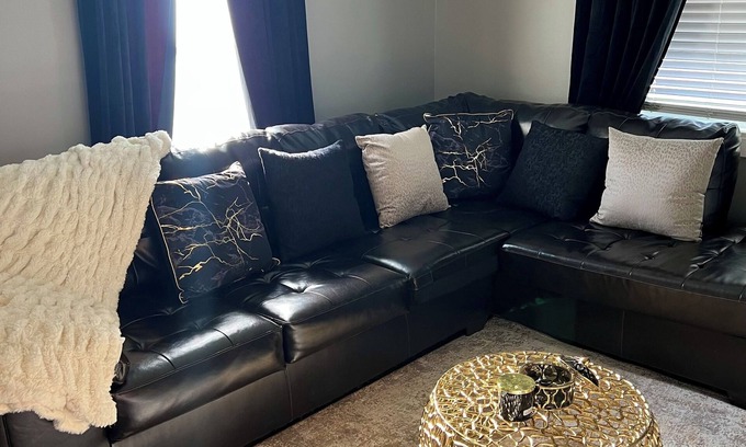 Westwood House | Cozy Oasis – Stylish, Spacious 4-Bedroom with Private Parking Lot