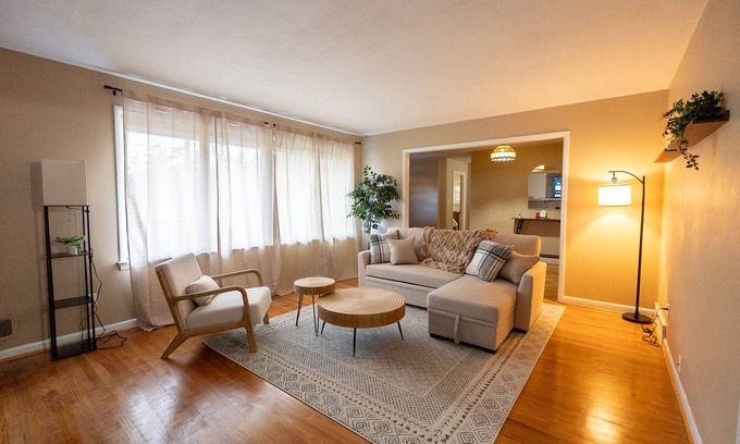 Bellemeade House | Inviting Oasis: 5-Bed Retreat with Pool Table & Fire Pit