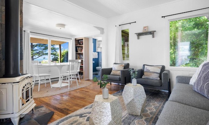 Depoe Bay House | Inviting Oceanfront Cottage at Pirate Cove for Families