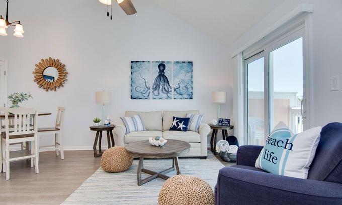 Emerald Isle Condo | Relaxing Oceanside Studio Steps from Beach and Dining