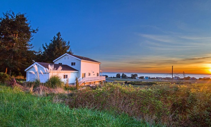 Shelter Cove House | Idyllic Oceanview Retreat with Breakfast & Pet-Friendly Policy