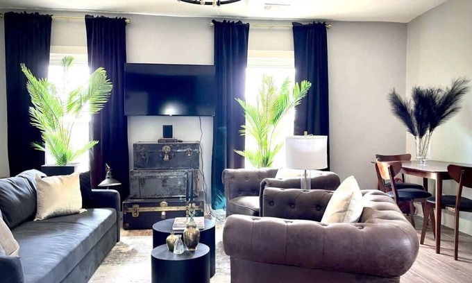 Evanston Apartment | Charming Old Chicago Retreat - Family & Pet Friendly Stay