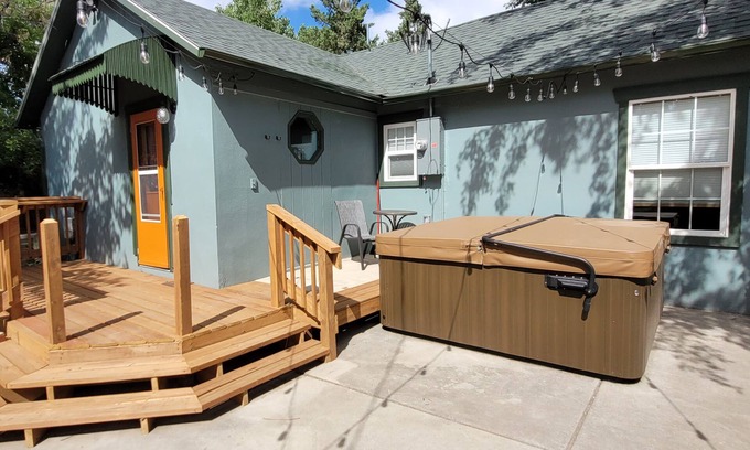 Gillette House | Inviting One Bedroom Cottage with Spa and Hot Tub