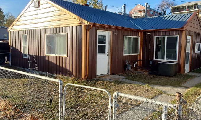 Harlowton Cottage | Inviting One-Bedroom Retreat with Kitchen & Pet-Friendly Amenities