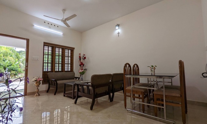 Irinjalakuda Villa | Charming One-Bedroom Villa Overlooking Paddy Fields