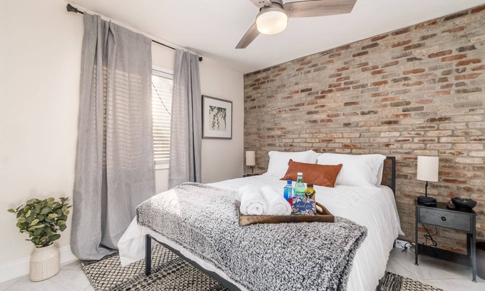 Victorian Village Condo | Inviting OSU/Short North 2B Condo with Spa & Parking