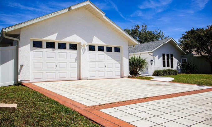 Interchange Square House | Inviting Palm Bay Stay with Ocean View and Spa Amenities