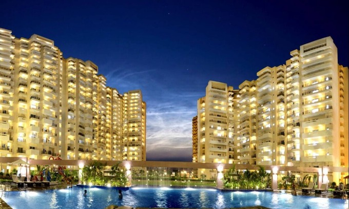 Noida Apartment | Relaxing Retreat with Spa, Pool & Breakfast Included
