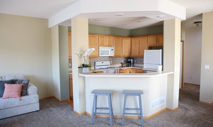 Woodbury House | Serene Spring Suburban Escape with King Bed & Gym Access