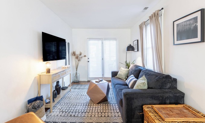Villas Cottage | Cozy Cottage Retreat with Ocean View & Spa Amenities