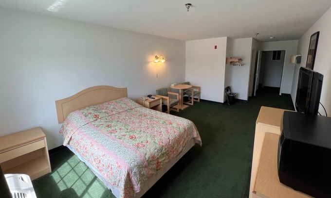 Red Bud Bed & Breakfast | Inviting Petite Queen Suite with Breakfast & Kitchen Access
